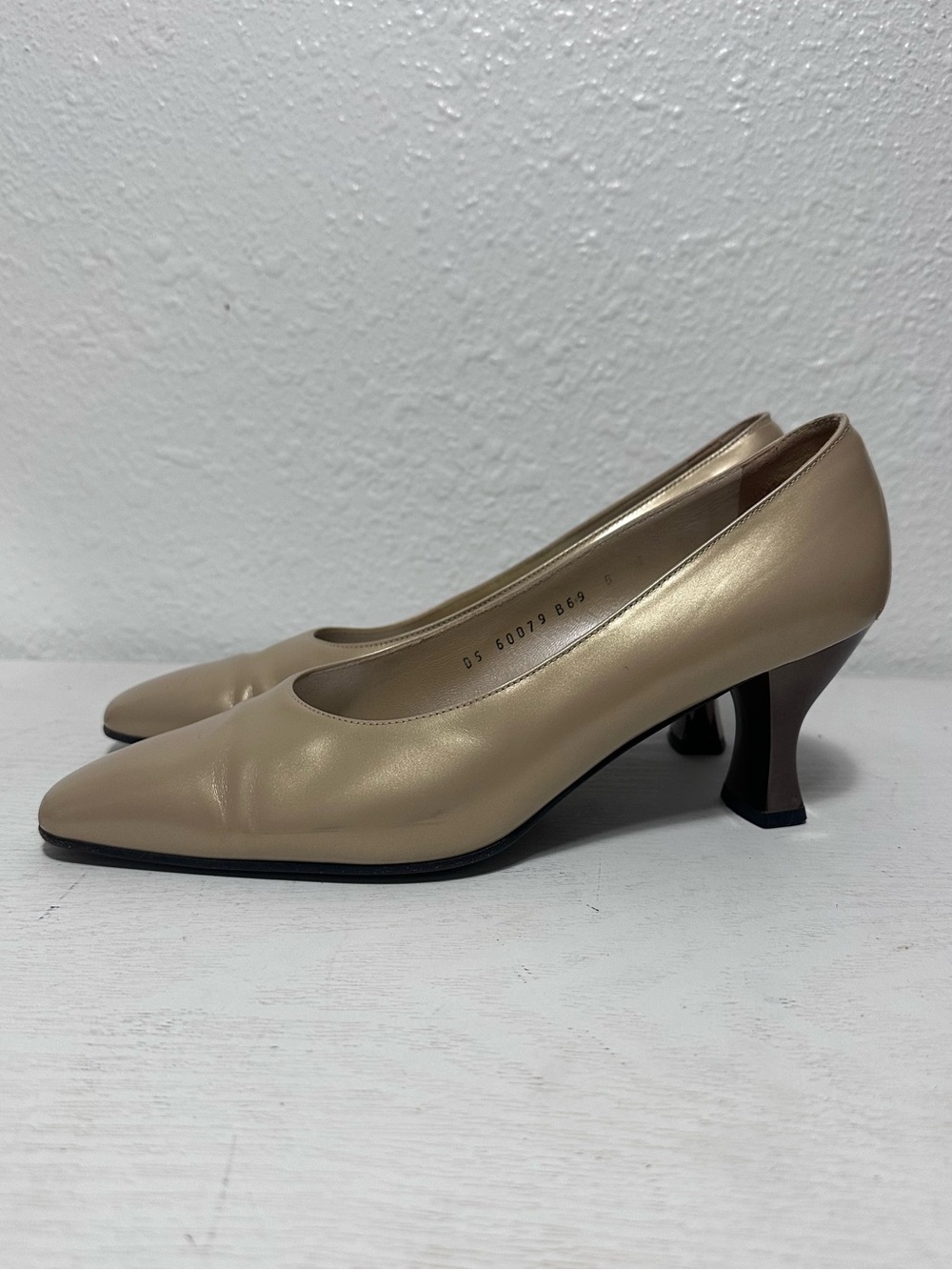 Vintage Salvatore ferragamo Women's pearlescent Beige Pump
